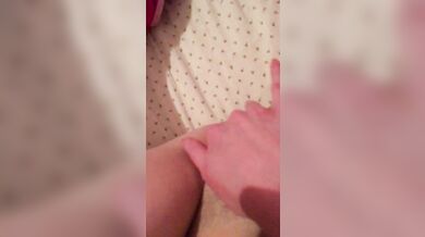 Пися течёт от желания, пришлось потрогать. Хотя родители дома