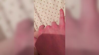 Пися течёт от желания, пришлось потрогать. Хотя родители дома