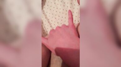 Пися течёт от желания, пришлось потрогать. Хотя родители дома