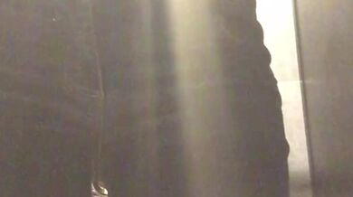 Писаю бритой киской в общественном туалете