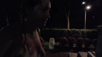 C'est La Nuit Mais Louise Ne Pense Qu'a Se Masturber N'importe Ou