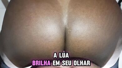 Abrindo a bunda para o pau entrar melhor