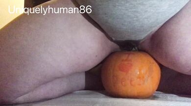 Peeing my pants for Halloween ???? Soaking my pumpkin in pee!