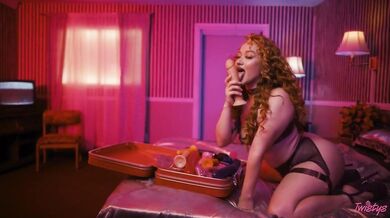 Thick Squirter Babe Masturbates In A Roadside Motel - Emma Magnolia