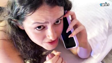 MI HERMANASTRO ENTRÓ A MI CUARTO Y ME FOLLO MIENTRAS HABLABA CON MI NOVIO POR TELÉFONO