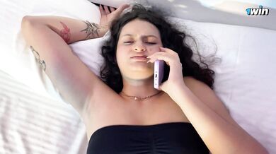 MI HERMANASTRO ENTRÓ A MI CUARTO Y ME FOLLO MIENTRAS HABLABA CON MI NOVIO POR TELÉFONO