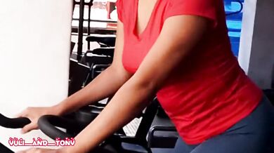 YuliethGomez undresses in her GYM routine, doing some spicy sports