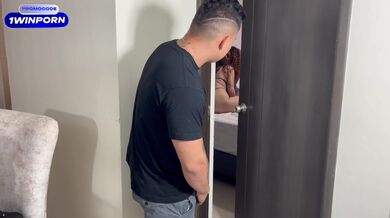 ENCUENTRO A MI ROOMIE FOLLANDO CON SU AMIGA MORENA Y ME LES UNO PARA COMERME SUS RICOS COÑOS