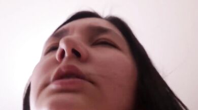 Phone Battery Dies, She Seeks Help and Ends Up Getting WilddBBIt4aI