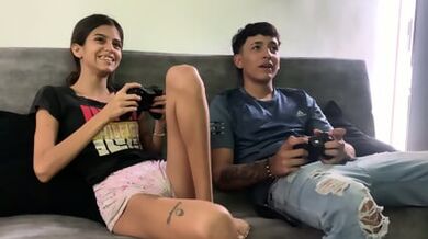 Jouer à Maison Avec Ma Demi-sœur Finit En Baise