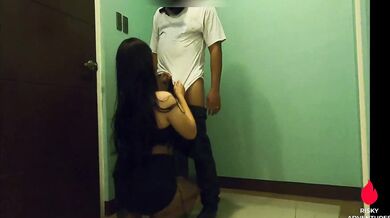 Pinay Slut Nakipagsex sa Maswerteng Delivery Rider - Sex for Food