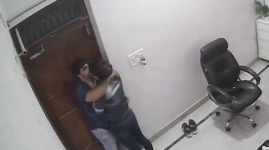 Delhi Randi Bhabhi Nude Romance CCTV Camera Me Pakdi Gayi