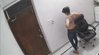 Delhi Randi Bhabhi Nude Romance CCTV Camera Me Pakdi Gayi