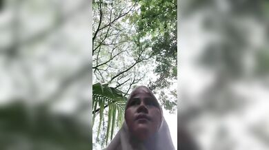 Bunda Cantik Penjaga Warung Kolam Renang