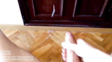 Gimiendo alto y pintando el suelo con la corrida más espesa de internet!