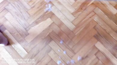 Gimiendo alto y pintando el suelo con la corrida más espesa de internet!