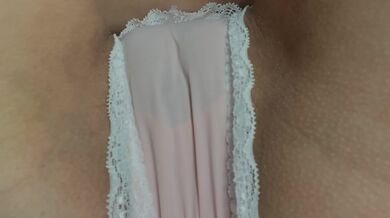 Голодная милая девушка утоляет свою жажду пальчиками