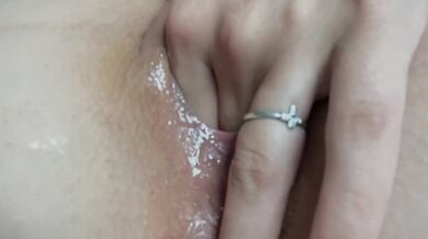 Голодная милая девушка утоляет свою жажду пальчиками