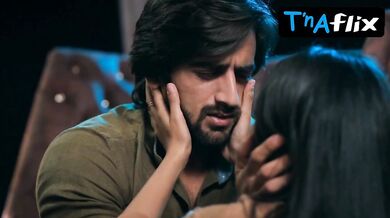 Khushi Dubey Sexy Scene in Aashiqana