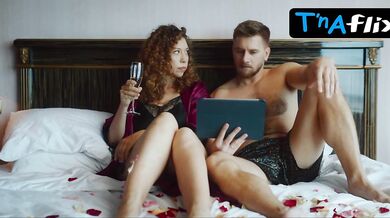 Alina Alekseeva Sexy Scene in Ostatsya Druzyami