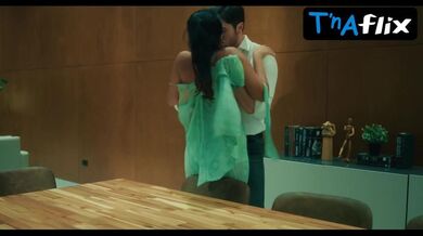 Racquel Enriquez Butt, Breasts Scene in Kandungan