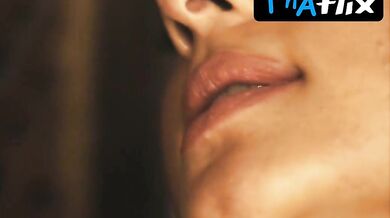 Laize Camara Sexy Scene in Guerreiros Do Sol