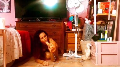 Ariel Ortiz is bored at home and entertains herself by sucking her biggest dildo