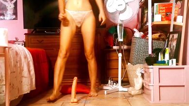 Ariel Ortiz is bored at home and entertains herself by sucking her biggest dildo