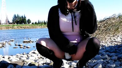 Cute crossdresser Honoka masturbated on the riverbank and peed herself.