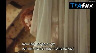 Linda Kozlowski Butt, Breasts Scene in Zorn