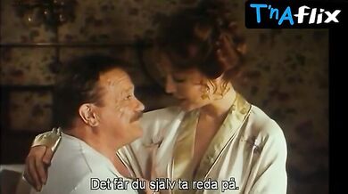 Linda Kozlowski Butt, Breasts Scene in Zorn