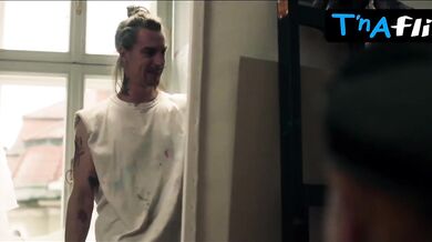 Liza Marijina Breasts Scene in Prasica, Slabsalni Izraz Za Zensko