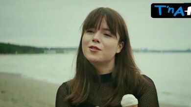 Johanna-aurelia Rosin Lesbian, Breasts Scene in Infinite Summer