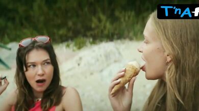 Johanna-aurelia Rosin Lesbian, Breasts Scene in Infinite Summer