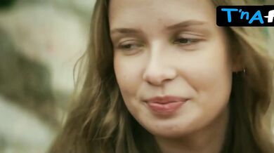 Johanna-aurelia Rosin Lesbian, Breasts Scene in Infinite Summer