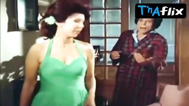 Ragaa Al-gidawy Sexy Scene in Azwag Taeshon