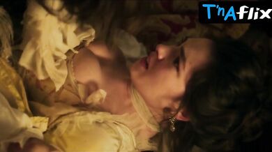 Anamaria Vartolomei Sexy Scene in The Seduction