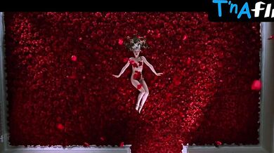 Mena Suvari Butt, Breasts Scene in American Beauty