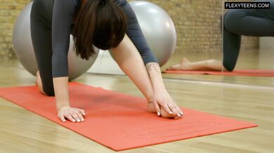 Saule hot babe does gymnastics