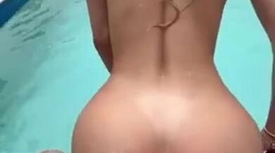 Utahjaz bg hard doggystyle in the pool