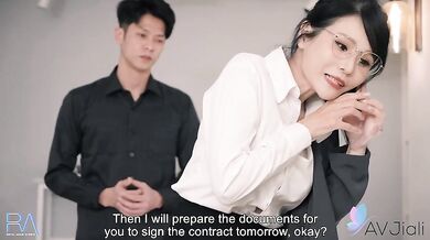 Chinese MILF Xian'erai Gets A Relaxing Massage In Pantyhose