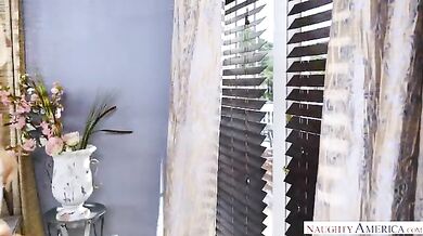 Bailey Brooke And Layla London Have A Hot Threesome With The Pizza Guy - Juliana Grandi