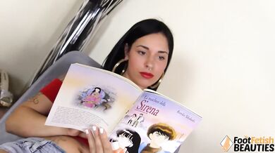 Barefoot brunette gets you excited