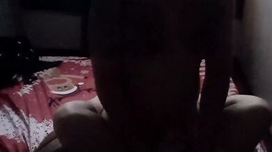 Nakaw na sandali habang nasa trabaho ang asawa