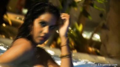 Indian Beauty Exposes Her Best Bits