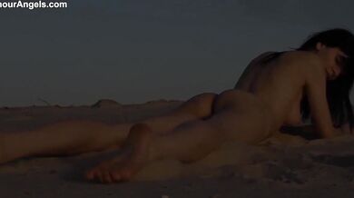 Hottie on the beach 720p