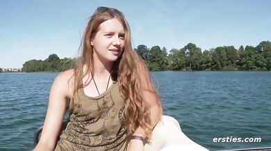 Ersties - Nackt am See genießt Alba ihren Vibrator