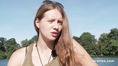 Ersties - Nackt am See genießt Alba ihren Vibrator