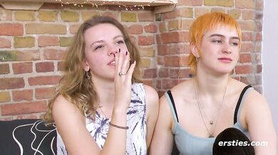 Ersties - Leidenschaftlicher lesbischer Sex mit Emi und Lilith