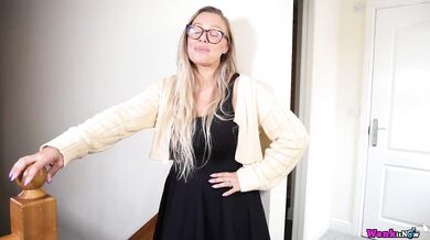 Voluptuous girl tempts to wank herself